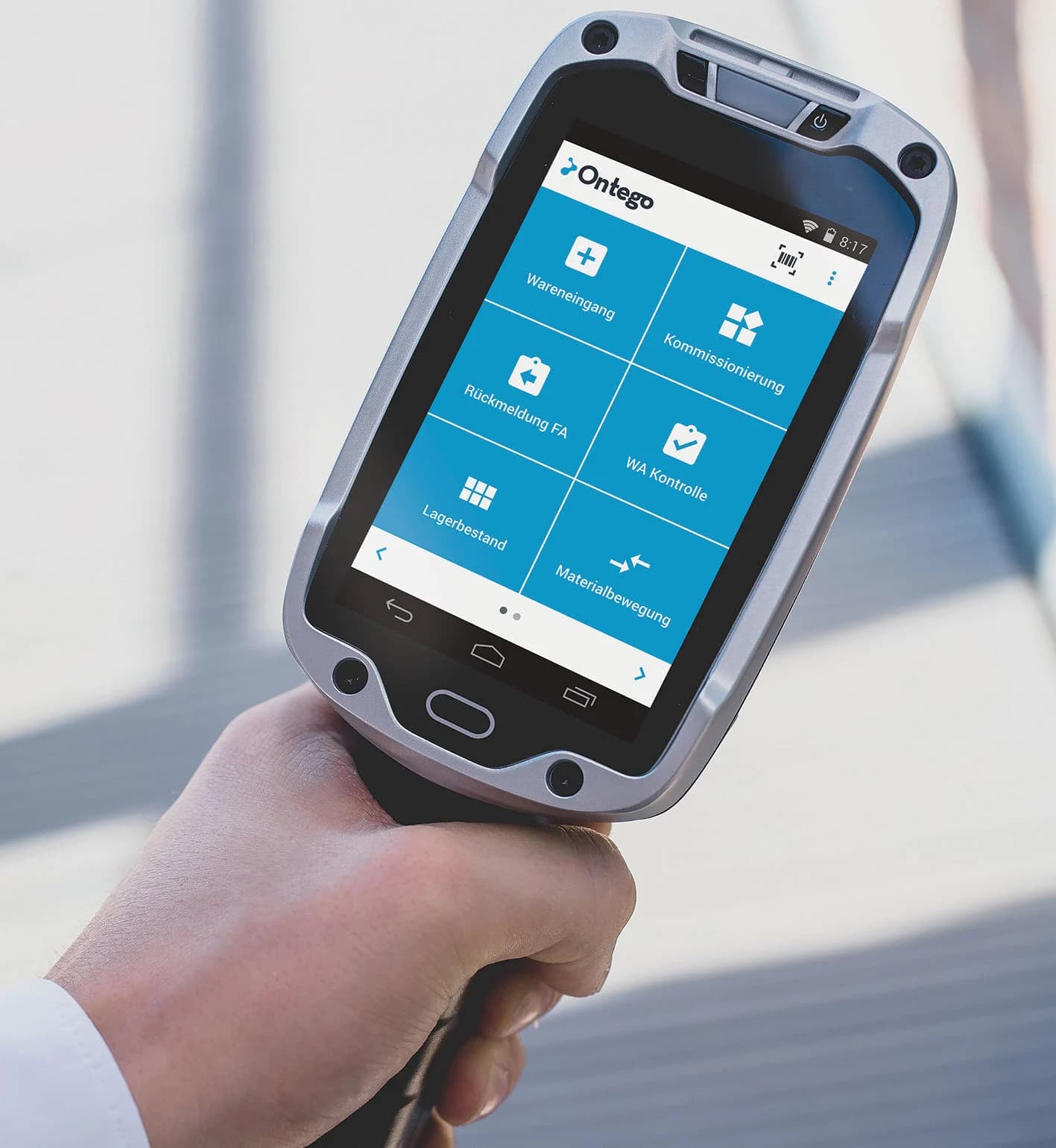 Eine%20Nahaufnahme%20einer%20Hand%2C%20die%20ein%20robustes%20mobiles%20Ger%E4t%20h%E4lt%2C%20das%20das%20Ontego-Logistik-App-Men%FC%20mit%20verschiedenen%20Lagerfunktionen%20auf%20Deutsch%20anzeigt.