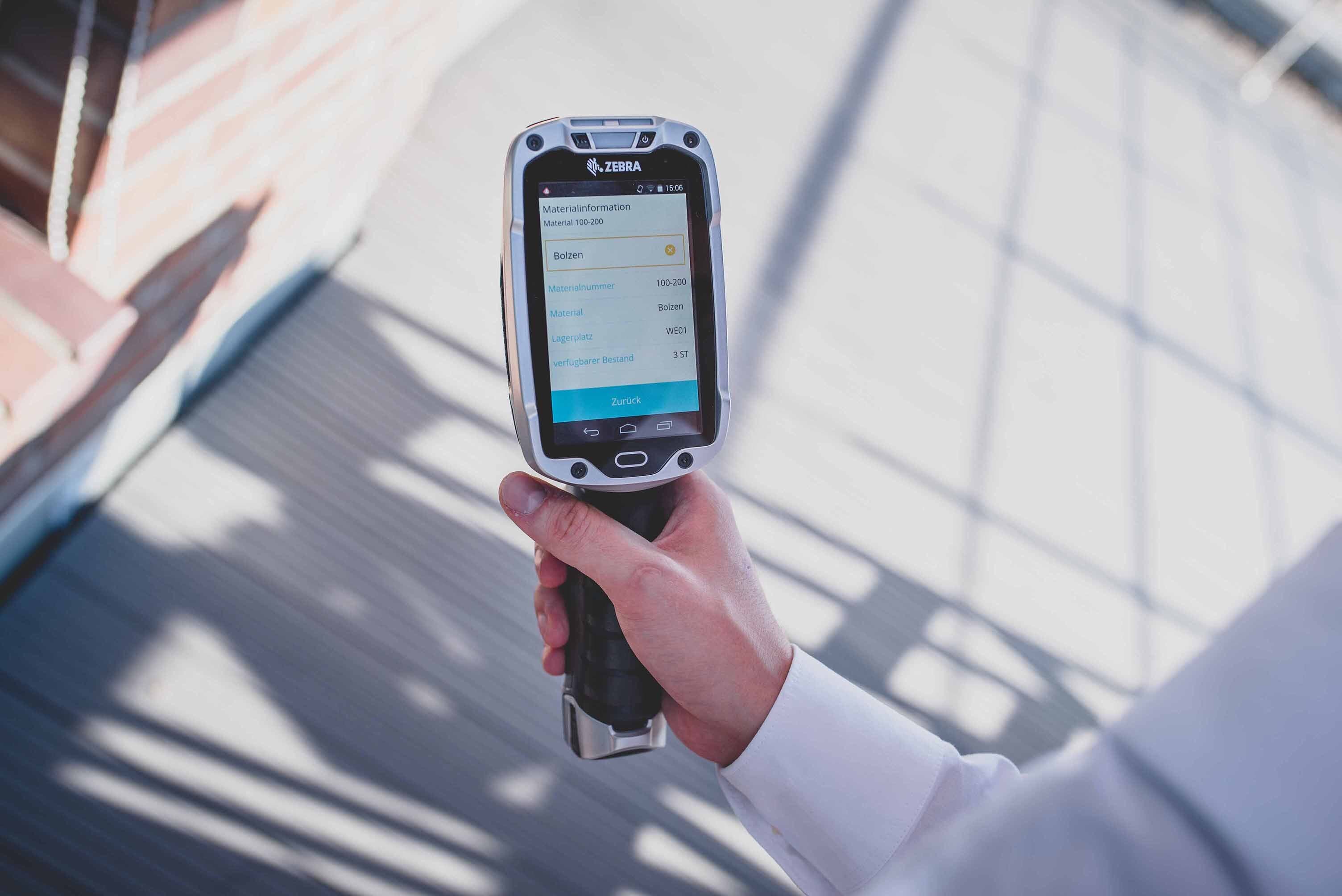 Mitarbeiter%20halten%20Handheld-Ger%E4te%20zur%20Nutzung%20der%20mobilen%20SAP-App.