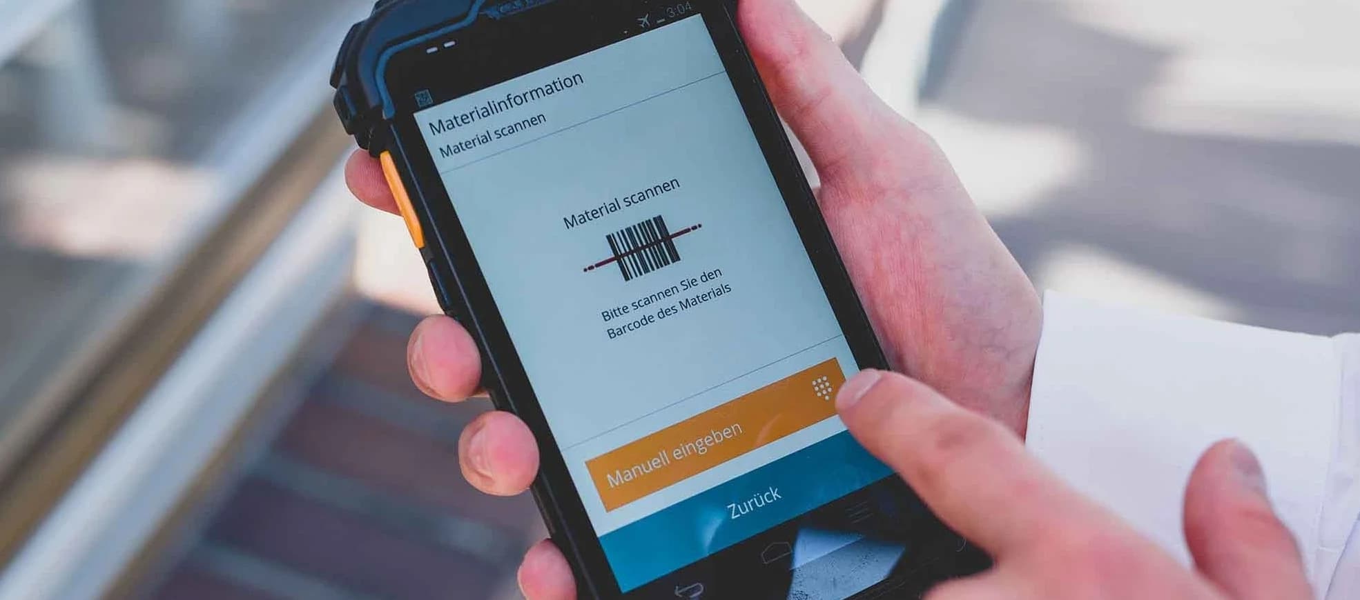Eine%20Person%20scannt%20einen%20Material-Barcode%20mit%20einem%20robusten%20Handheld-Ger%E4t%20und%20Ontego%20SAP%20Mobility.