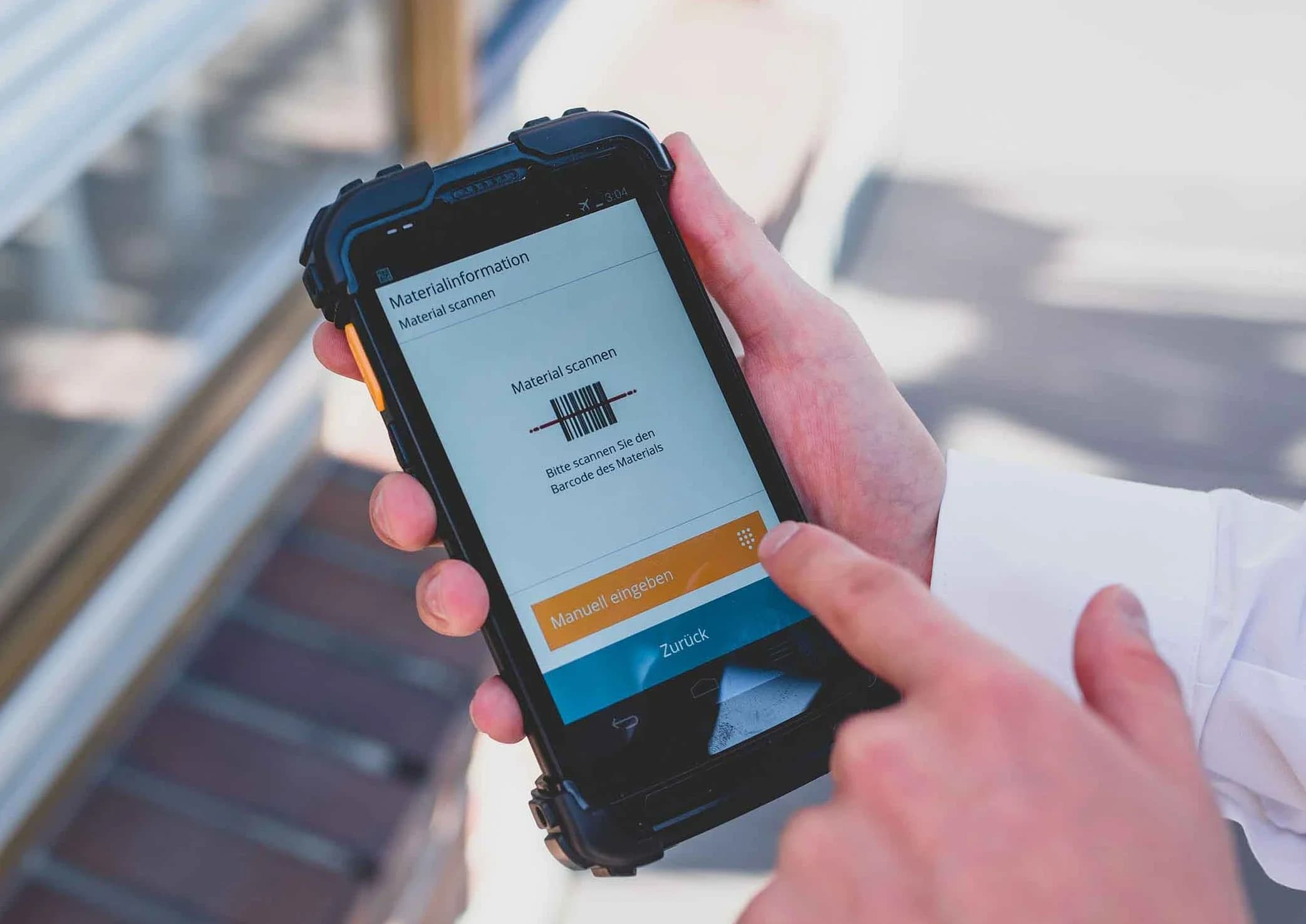 Eine%20Person%20scannt%20einen%20Material-Barcode%20mit%20einem%20robusten%20Handheld-Ger%E4t%20und%20Ontego%20SAP%20Mobility.