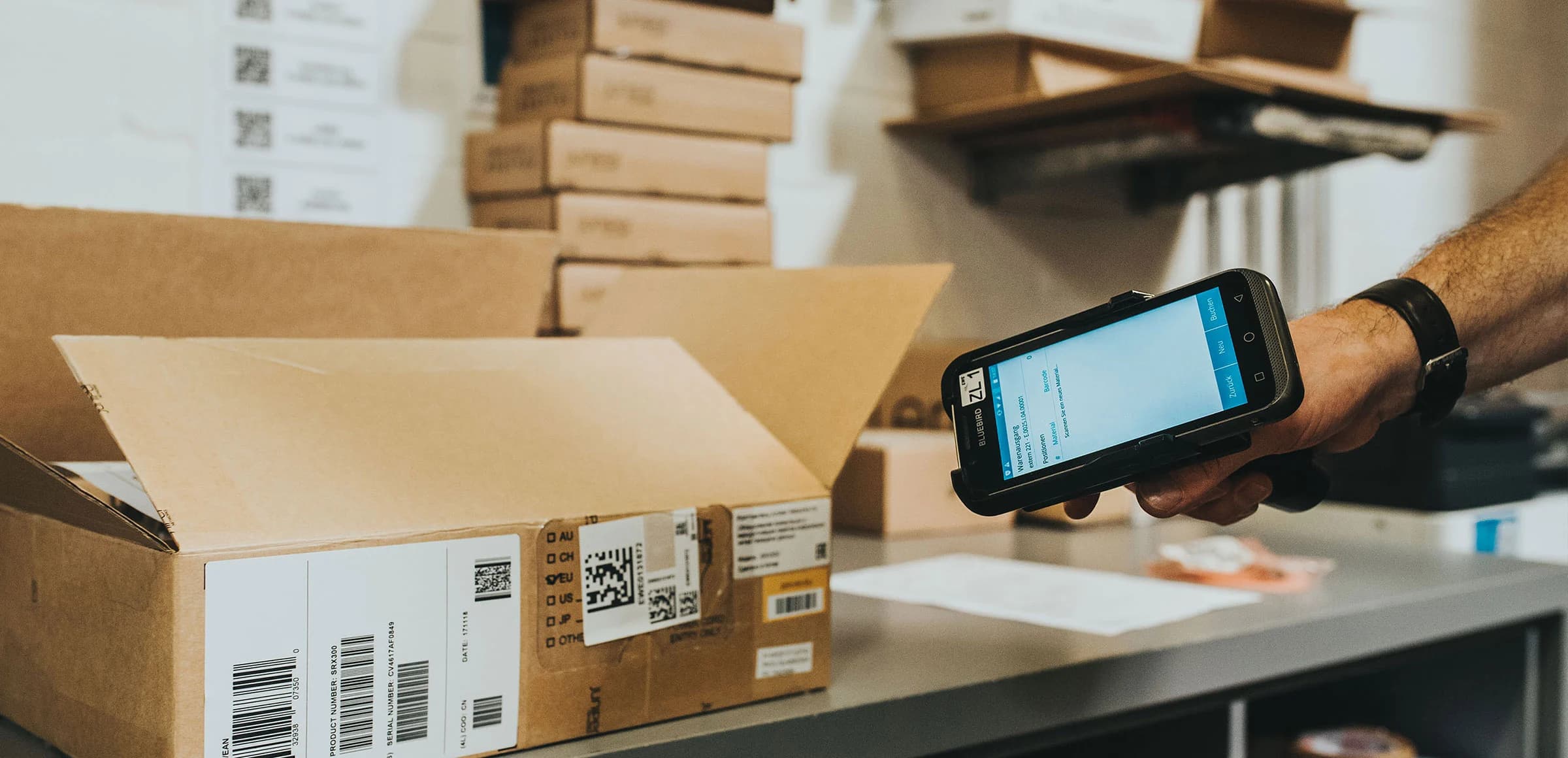 Lagerarbeiter%20nutzt%20einen%20Bluebird%20Android-Handscanner%20mit%20der%20Ontego%20SAP%20Logistik-App%2C%20um%20Barcode-Daten%20eines%20Versandkartons%20f%FCr%20die%20mobile%20Datenerfassung%20zu%20erfassen.