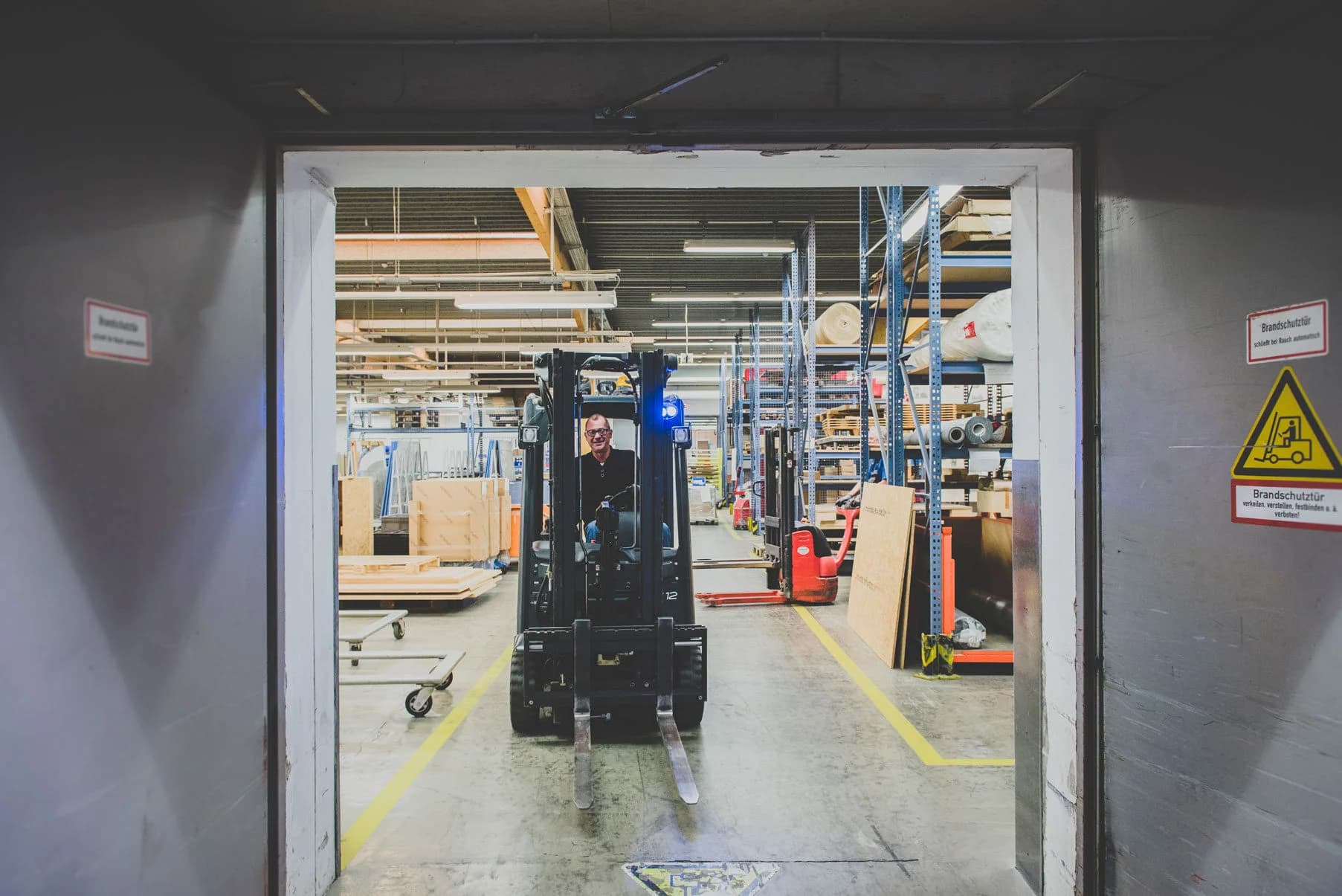 Staplerfahrer%20navigiert%20durch%20ein%20Lager%20%u2013%20dies%20veranschaulicht%20reale%20Intralogistik-Umgebungen%2C%20in%20denen%20die%20Herausforderungen%20von%20SAP%20Fiori%20bei%20Performance%20und%20Ger%E4teintegration%20die%20Eignung%20f%FCr%20das%20Barcode-Scannen%20auf%20Handheld-Ger%E4ten%20einschr%E4nken.