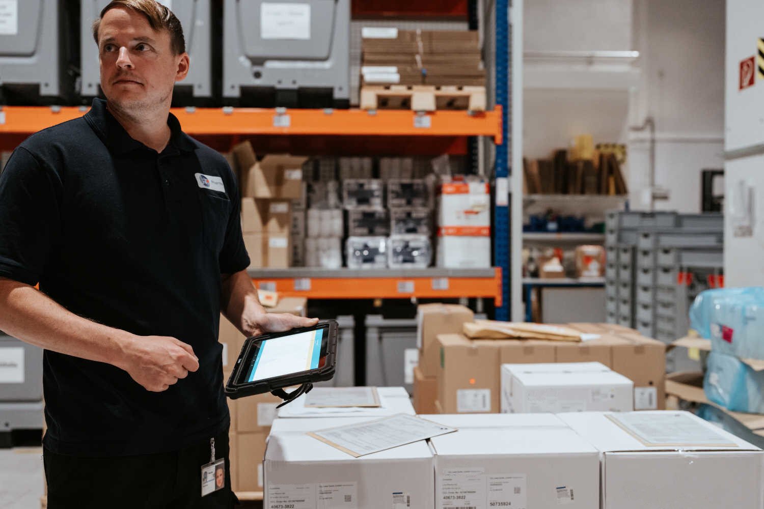 Mitarbeiter im SAP-geführten Lager mit Zebra-Tablet und Ontego.