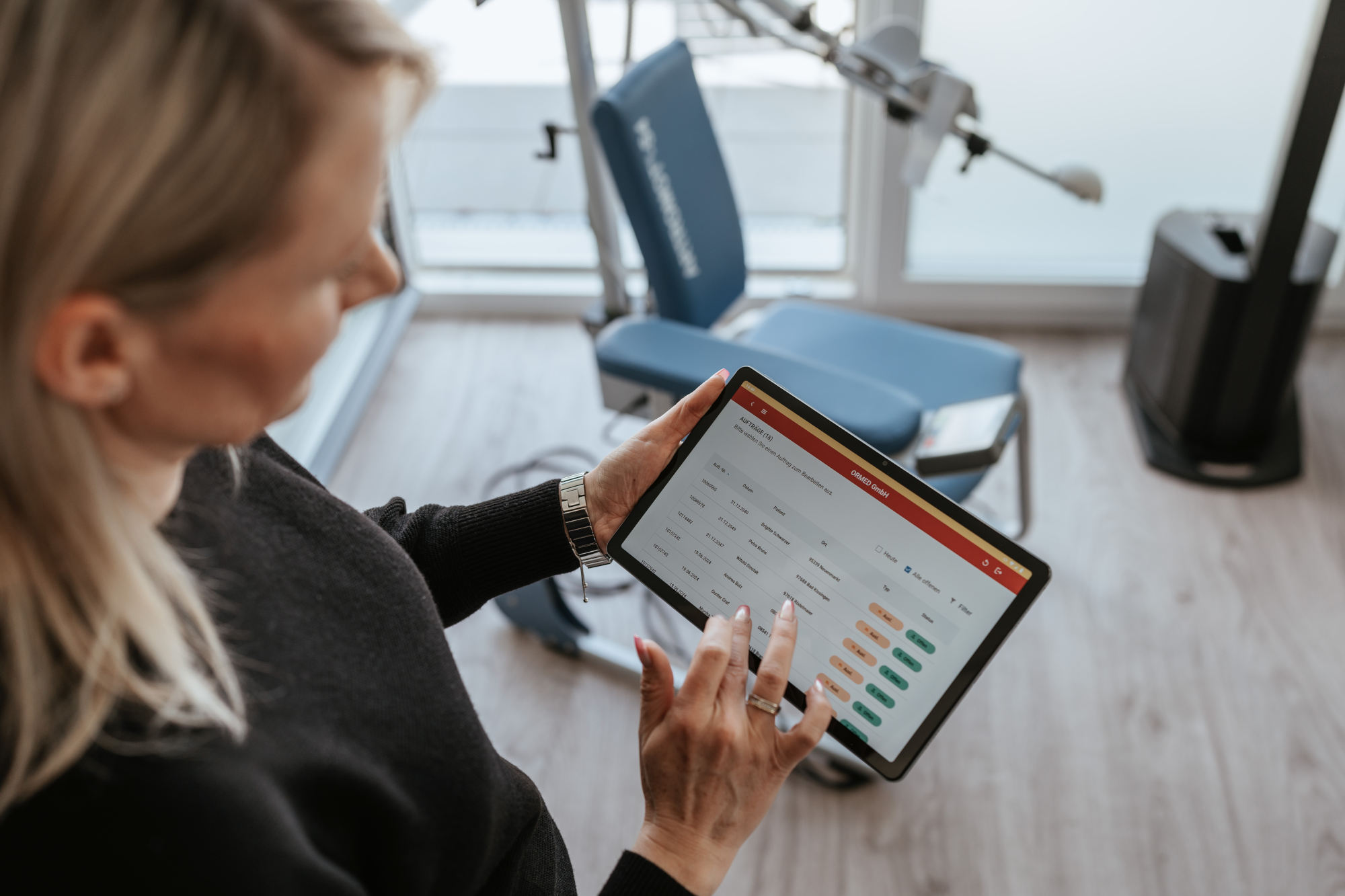 Tableteinsatz im Außendienst mit der mobilen MOTOR 2.0 App von Enovis – entwickelt auf Ontego, für Offline-Dokumentation und Steuerung von Aufträgen.