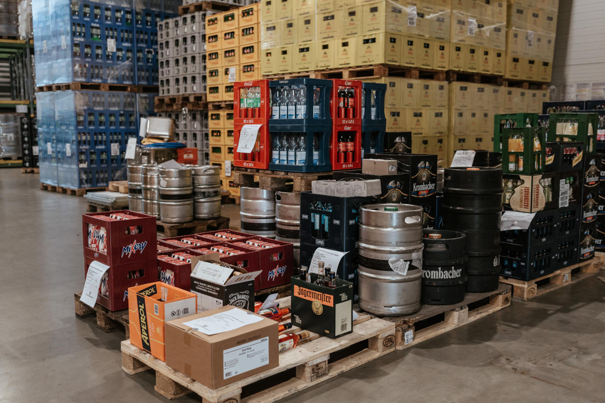 Kommissionierte Palette mit Packzetteln – dokumentierter Warenfluss mit SAP-OntegoGL bei GMS.