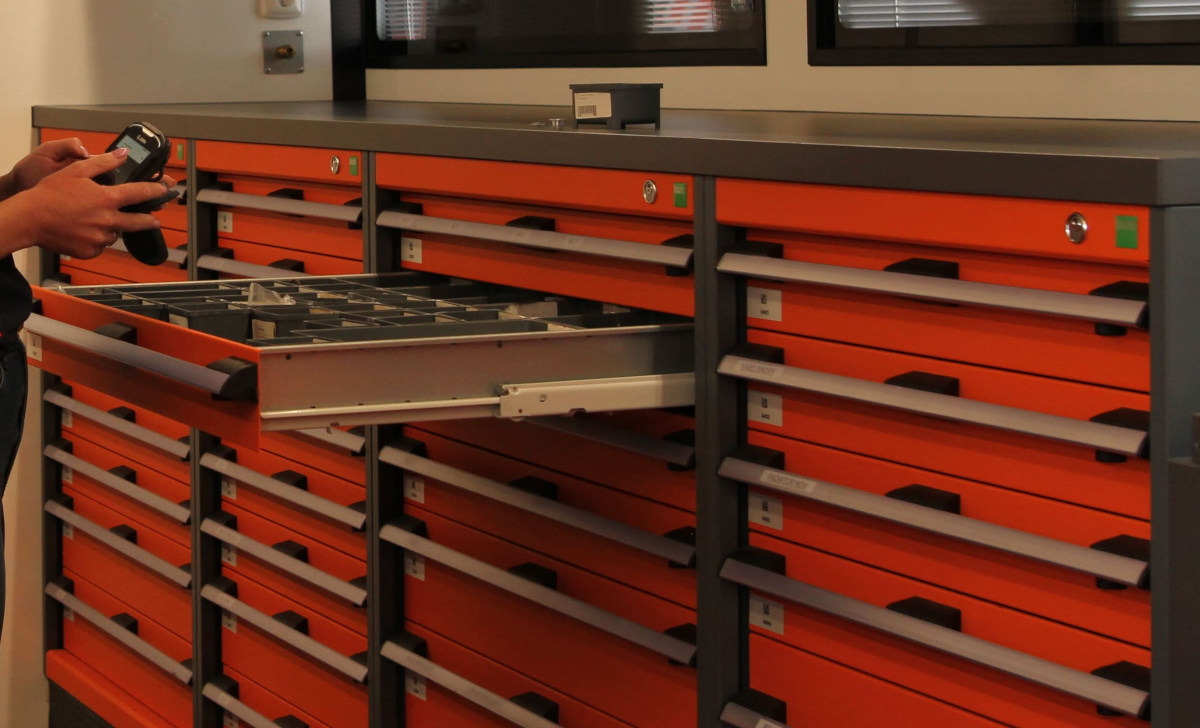 KTM-Mitarbeiter nutzt Handscanner mit Ontego-App für Lagerbuchungen – nahtlose Integration mit SAP, auch im Offline-Modus einsetzbar.