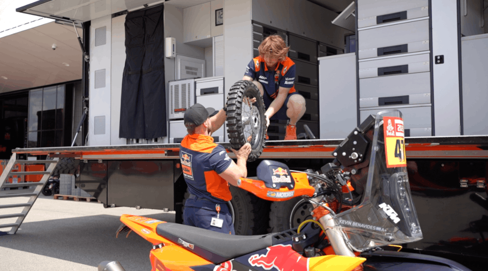 KTM-Techniker schafft Ordnung im Lager mithilfe des Service-Trucks – effizient mit Ontego, SAP und offline-Funktionalität.