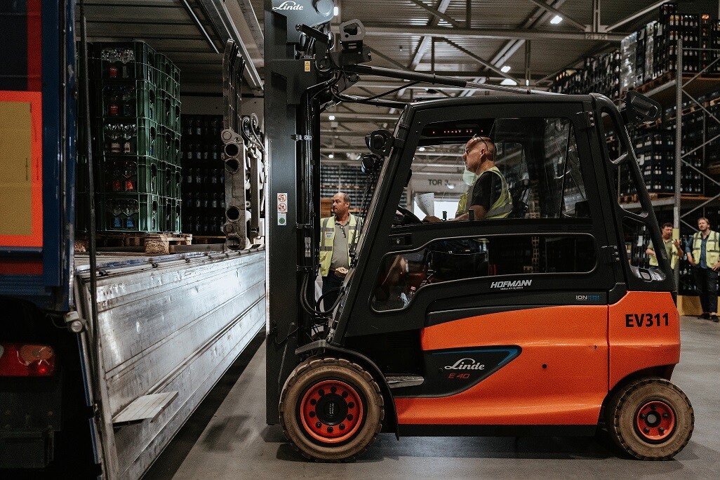 Ein LKW wird für die nächste Tour mit Getränkepaletten beladen.