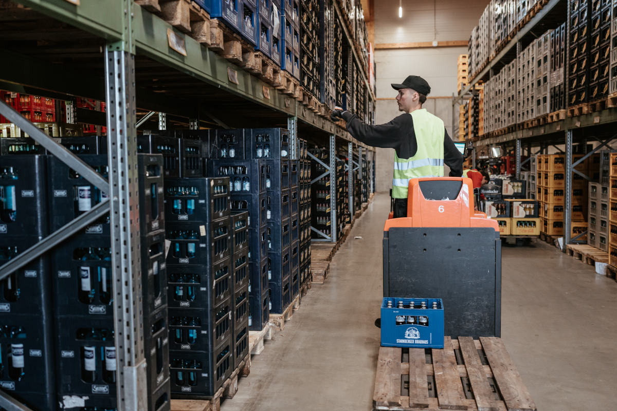 Kommissionierlager mit digitalem Leitstand und SAP-Integration bei GMS – gesteuerte Prozesse in der Getränkelogistik.